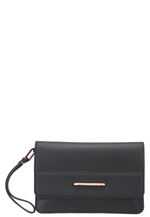 Pochette bracelet en cuir noir avec un détail en fine barre métallique en or rose sur le rabat avant et une sangle de poignet amovible.