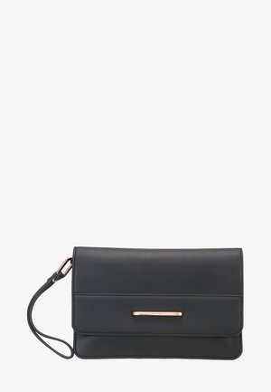 Pochette bracelet en cuir noir avec un détail en fine barre métallique en or rose sur le rabat avant et une sangle de poignet amovible.
