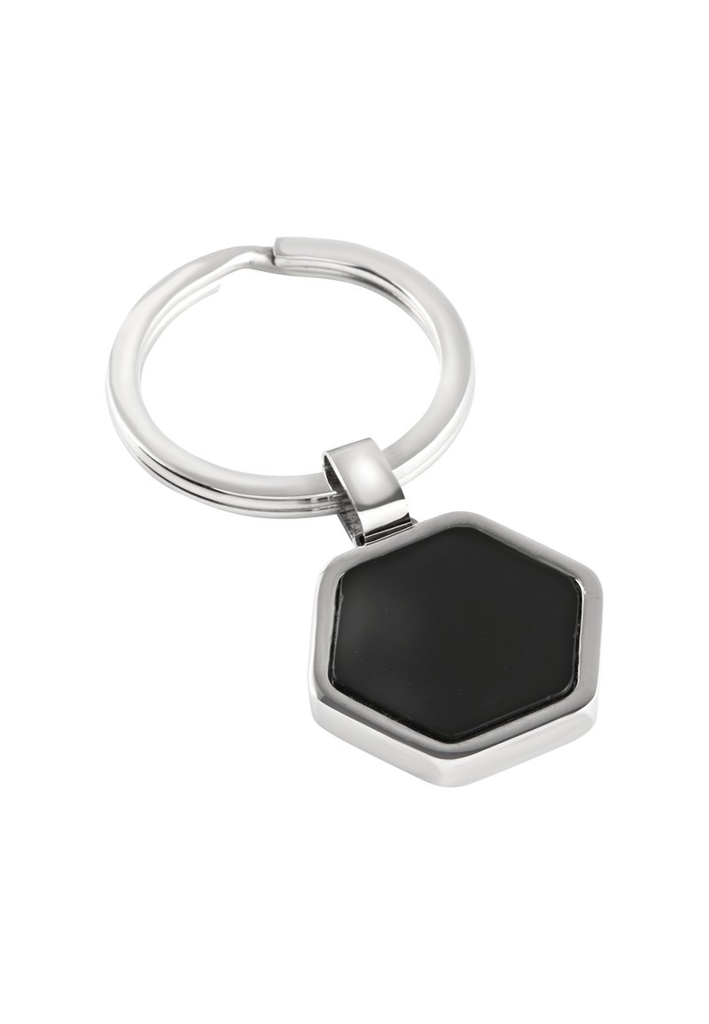 Zilveren sleutelhanger met een hexagonaal zwart pendant, voorzien van een gladde textuur en glanzende metalen accenten. Eenvoudig ontwerp en lichtgewicht constructie.