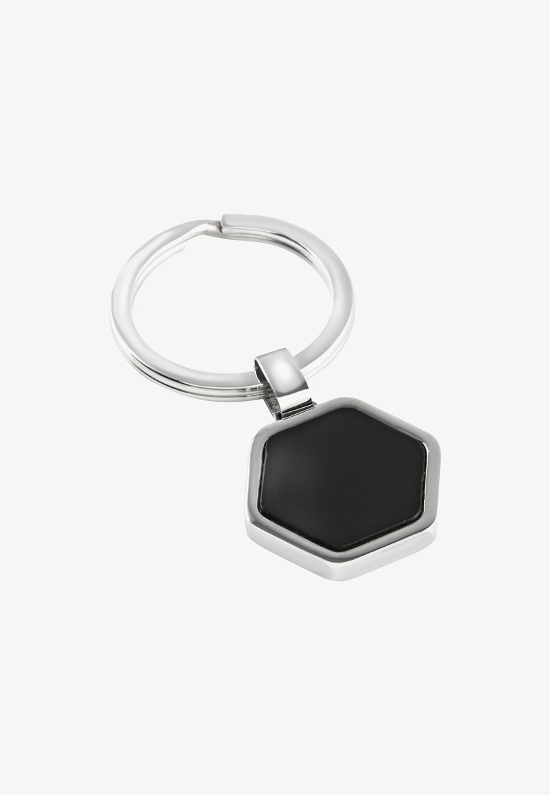 Des porte-clés en argent avec un pendentif hexagonal noir, présentant une texture lisse et des accents métalliques brillants. Design simple et construction légère.