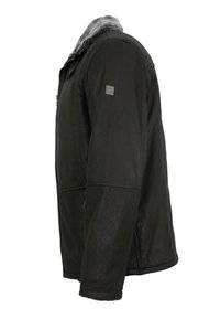 Dunkle Lederjacke mit einem grauen Kunstfellkragen, Reißverschluss, seitlichen Taschen und einem dezenten Logopatch auf der linken Schulter.