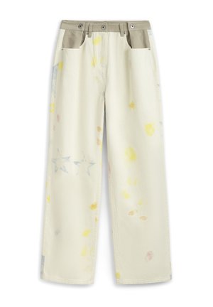 Pantalones de pierna ancha en tela cremosa texturizada con patrones de pinceladas multicolores y motivos de estrellas; cuentan con bolsillos beige y cierre de botones.