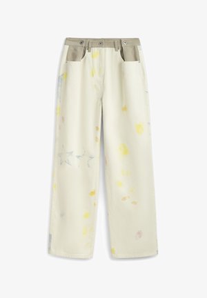 Pantalon à jambes larges en tissu crème texturé avec motifs de coups de pinceau multicolores et étoiles ; doté de poches beige et d'une fermeture par boutons.