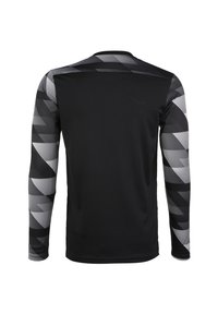Maglietta sportiva nera a maniche lunghe con corpo testurizzato e maniche bianche e grigie a motif, caratterizzate da linee diagonali e forme geometriche.