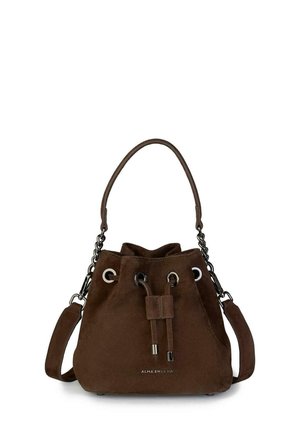 Bolso de cubo de ante marrón con cierre de cordón, acentos de hardware plateado, un asa corta y una correa para el hombro desmontable.