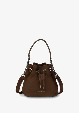 Borsa a secchiello in suede marrone con chiusura a coulisse, dettagli in metallo argentato, manico corto e tracolla removibile.