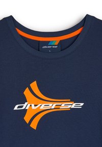 Granatowa bawełniana koszulka z okrągłym dekoltem, z pomarańczowym i białym graficznym wzorem logo. Logo ma zaokrąglone akcenty i intensywne kolory.