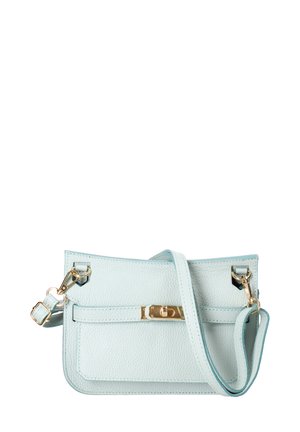 Sac bandoulière en cuir bleu clair de forme rectangulaire, avec des accessoires dorés et une poche avant. Doté d'une bandoulière ajustable et d'une surface texturée.