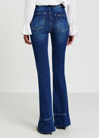 Hoch taillierte weit geschnittene Jeans aus dunkelblauem Denim, ausgestattet mit zwei Gesäßtaschen, einer glatten Textur und einem breiten Saum mit dezenten Nahtdetails.