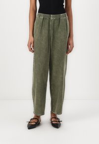 American Vintage UZATOWN - Calças de ganga de corte relaxado - olive