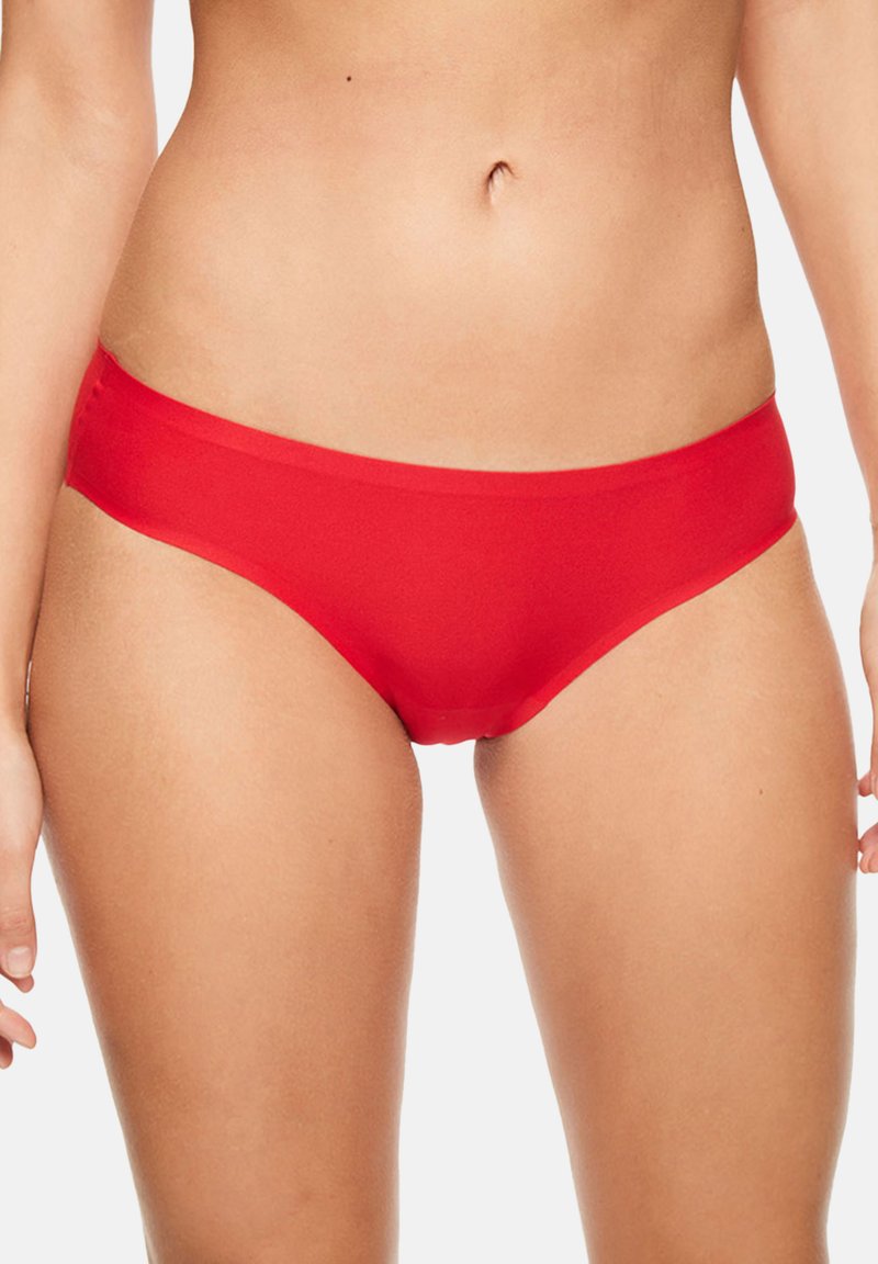 Rode bikini slipjes van een gladde, rekbare stof. Ze hebben een lage taille en een naadloze tailleband voor een comfortabele pasvorm.