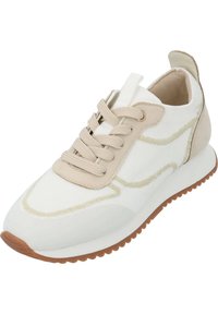 Beige und weiße Sneaker mit Obermaterial aus Stoff, strukturierten Akzenten, runder Zehenpartie und einer Gummisohle mit einem markanten Profil.