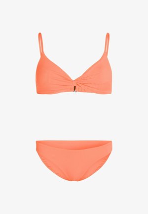 Ensemble bikini corail avec un design texturé côtelé. Le haut présente des bretelles ajustables et un devant torsadé, tandis que le bas a une finition sans coutures.