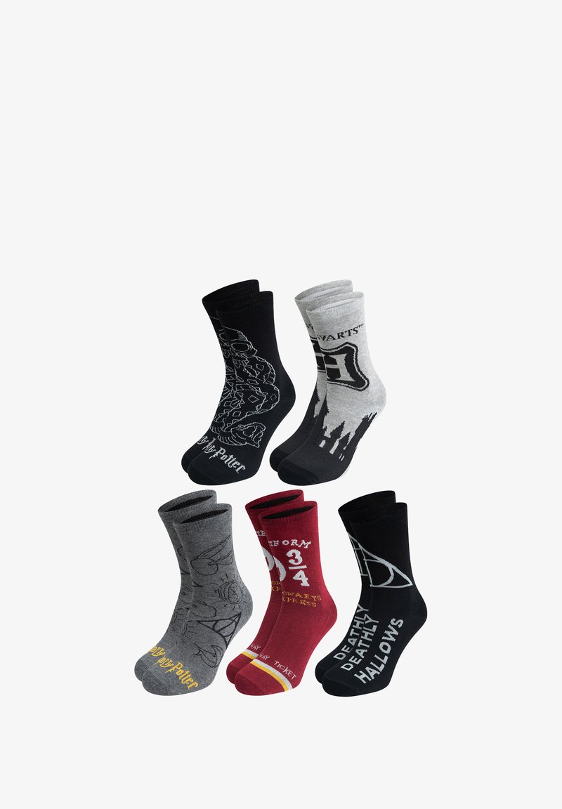 Cinque paia di calzini da crew con vari design di Harry Potter. I colori includono nero, grigio, rosso e bianco con motivi di simboli e testo.