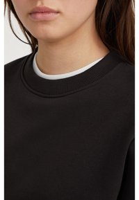 Musthave mustre, milledega kaelus, valge särk all. Sile tekstuur, sobitav disain ja minimaalne nähtav õmblus.
