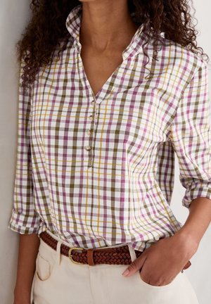 Chemise à boutons, à carreaux, aux couleurs blanc, violet, jaune et olive ; dotée d'un col, de manches retroussables et de boutons à l'avant.