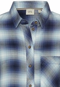 Geruite button-up blouse in blauwe tinten, met een klassieke kraag, bruine knopen en een borstzak met een geweven structuurdetail.