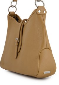 Sac d'épaule en cuir beige avec détail de boucle en argent et étiquette métallique Venezia dans le coin inférieur, surface grainée texturée.
