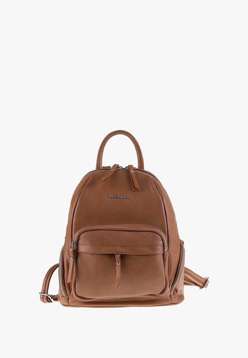 Zaino in pelle marrone con superficie texture, parte superiore arrotondata, tasca frontale con zip e spallacci regolabili. Presenta dettagli in metallo argentato.