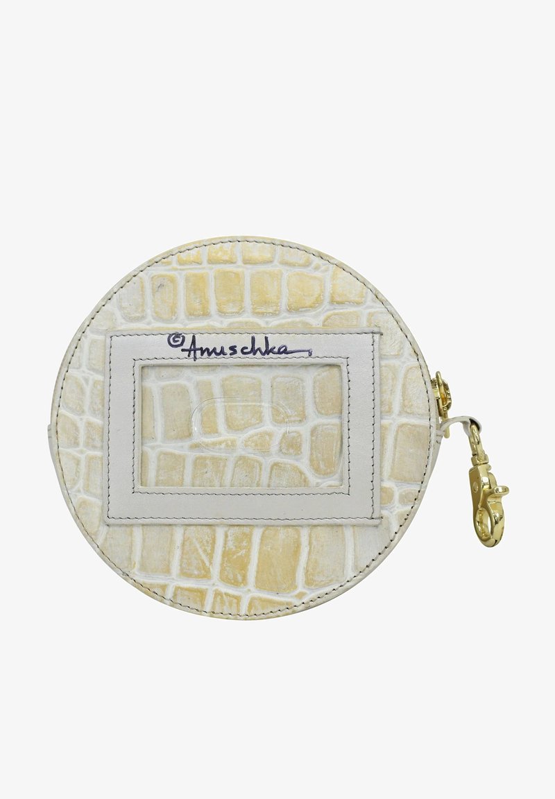 Ronde leren munthouder in lichtgeel met een textuur van krokodillenleer. Voorzien van een doorzichtige ID-venster en gouden hardware voor sluiting.