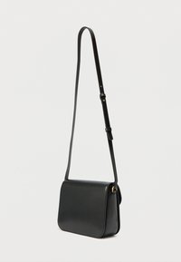 Melns ādas somiņa ar gludu virsmu, taisnstūrveida formu, regulējamu siksnu un zelta detaļām.