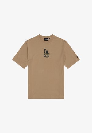 Μπεζ κοντομάνικο T-shirt με στρογγυλή λαιμόκοψη και μαύρο λογότυπο "LA" σε σχέδιο καμουφλάζ στο κέντρο του στήθους.