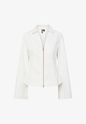 Vit lättviktsjacka med dragkedja framtill, spetsig krage och vida ärmar. Har en slät textur och subtila sömnadsdetaljer.