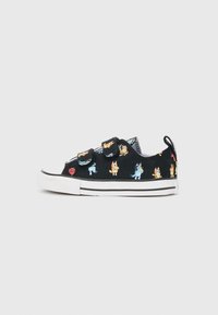 Sorte kanvas sneakers med fargerike tegneserie dyretrykk, doble borrelåsremmer, hvit gummikappe på tærne og svartstripet såle.