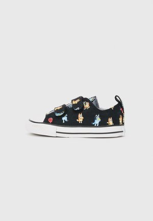 Sneakers neri in tela con stampe di cartoni animati colorati di animali, doppio strap in Velcro, punta in gomma bianca e suola a strisce nere.