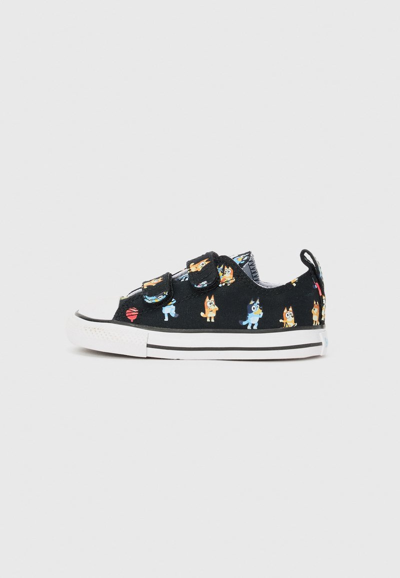 Sorte kanvas sneakers med fargerike tegneserie dyretrykk, doble borrelåsremmer, hvit gummikappe på tærne og svartstripet såle.