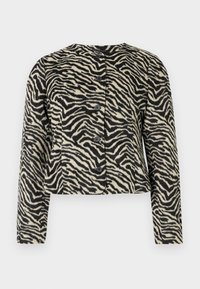 Chaqueta corta con estampado de cebra en crema y negro, con cuatro botones frontales, mangas largas y una tela de textura suave.