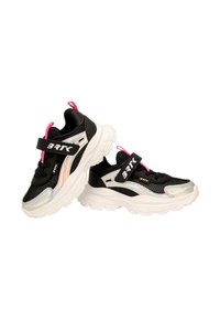 Scarpe da ginnastica nere con tomaia in rete, accenti iridescenti lucidi, suola in gomma bianca e cinturino in Velcro nero con la scritta "BRK."