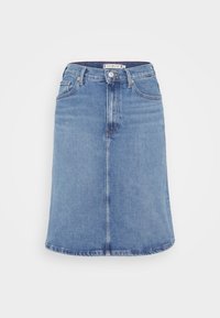 Falda midi de mezclilla azul claro con un corte recto, cierre de botones, bolsillos frontales y un detalle de costura en la parte de atrás. Diseño clásico y casual.