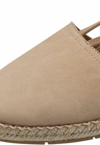 Beżowe zamszowe espadryle o gładkim wykończeniu, z zamkniętym noskiem i plecioną jutaną podeszwą. Posiadają krzyżujące się materiałowe paski.