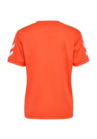 Oranges kurzärmliges Sportshirt aus glattem Stoff. Mit weißen Streifen auf den Schultern. Einfaches Rundhalsdesign, leicht.