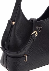 Borsa in pelle sintetica nera con superficie texturizzata, forma curva, dettagli metallici color oro e un logo a triangolo sul lato.