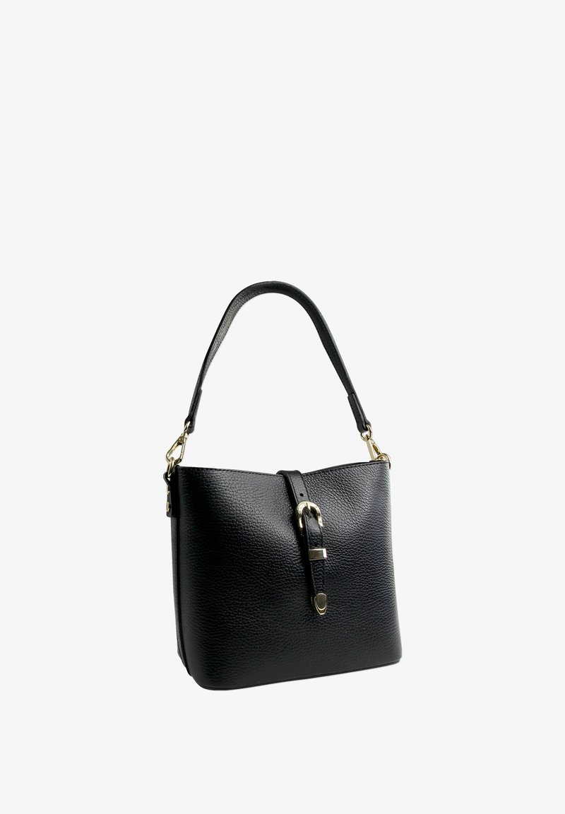 Zwarte leren handtas met gestructureerde afwerking, met een gestructureerd lichaam, een enkele bovenhandgreep en accenten van goudkleurig hardware.