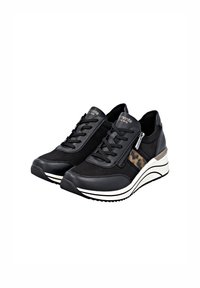 Schwarze Sportschuhe aus Wildleder und Leder mit einem Reißverschluss und einem Leopardenmusterakzent. Sie haben eine Wedge-Sohle mit weißen Streifen.