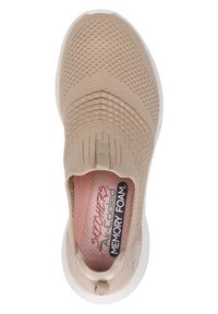 Zapatilla beige sin cordones con parte superior de punto texturizado, agujeros circulares y suela de goma blanca. Cuenta con una plantilla de "Espuma de Memoria Refrigerada por Aire".