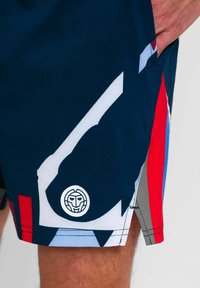 BIDI BADU NEW YORK - Pantalón corto de deporte - dunkelblau rot blau