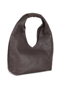Brun skinnveske med en myk, teksturert overflate, med et buet, slapt design og åpen topp. Ingen synlige detaljer eller aksenter.