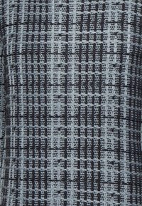 Gelaagd stof in een ruitpatroon, met verschillende tinten lichtblauw en donkerblauw, met een geweven uitstraling en een lichte glans.