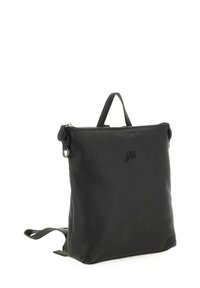 Zaino in pelle nera con superficie testurizzata, chiusura con zip, manico superiore e spallacci regolabili. Presenta un logo discreto sulla parte anteriore.