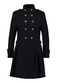 Abrigo de marina cruzado con botones dorados, cuello alto, corte estructurado y dobladillo acampanado. Presenta detalles en los puños y una silueta entallada.