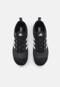 Czarne buty sportowe z cholewką z siateczki i białymi paskami. Wyposażone w wyściełany kołnierz, sznurowany design oraz teksturowaną czarną podeszwę.