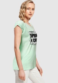 Merchcode SPRING AND CHILL EXTENDED SHOULDER  - T-shirts med print - neo mint