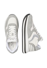 Baskets grises et blanches avec des accents en cuir et en daim, présentant un panneau latéral pailleté, des lacets, un bout rond et une semelle épaisse.