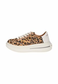 Luipaardprint sneakers met een zachte, gestructureerde bovenkant, crèmekleurige veters, een contrasterende witte zool en een subtiele grijze accent nabij de hak.