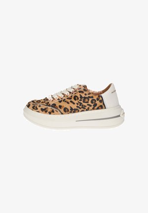 Sneaker leopardo con una parte superiore morbida e testurizzata, lacci crema, suola bianca a contrasto e un sottile accento grigio vicino al tallone.