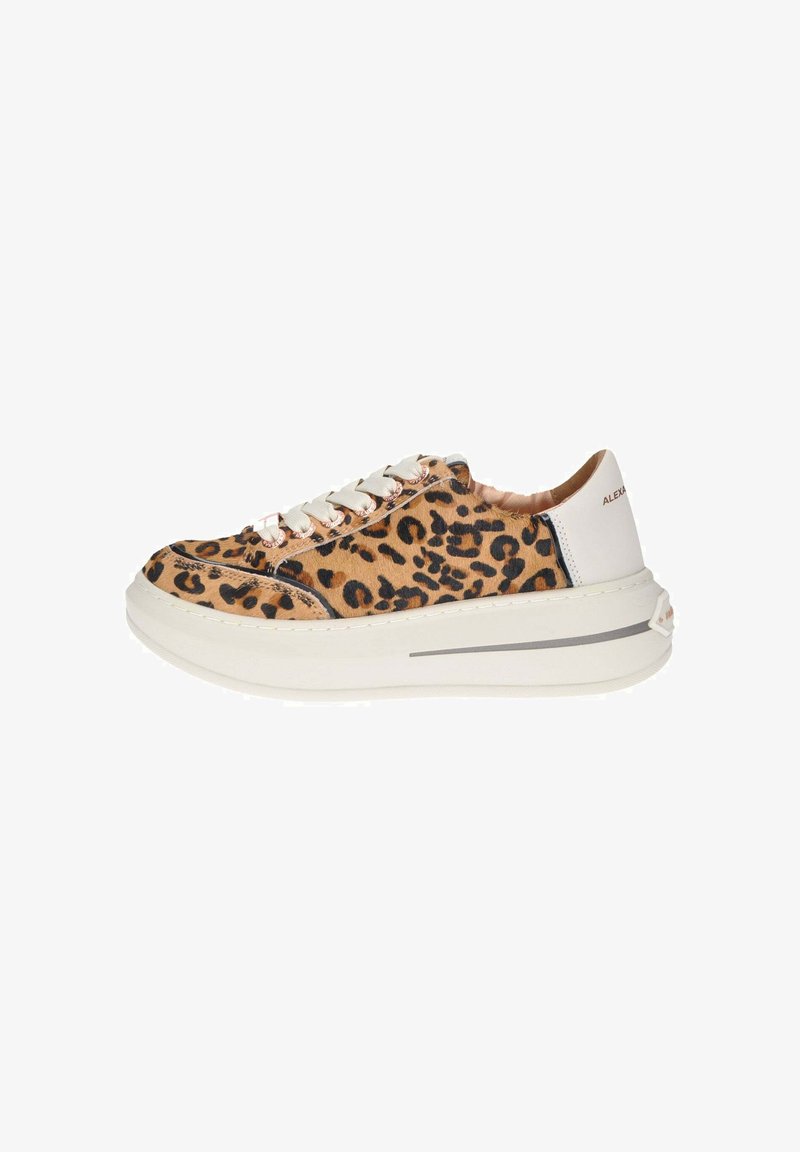 Sneaker leopardo con una parte superiore morbida e testurizzata, lacci crema, suola bianca a contrasto e un sottile accento grigio vicino al tallone.